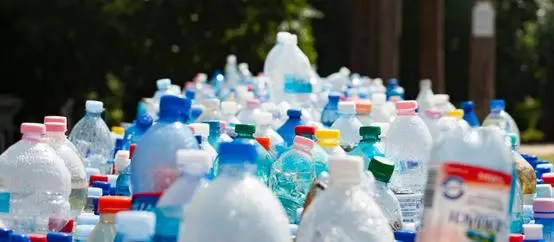 ナノプラスチック汚染とパルプ成形: 繊維-ベースの包装がマイクロプラスチックの放出をどのように減らすか